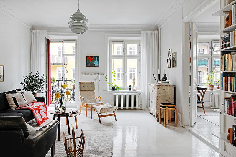 Белая квартира с яркими акцентами и винтажными деталями в Гётеборге