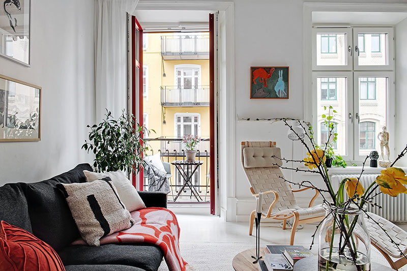 Белая квартира с яркими акцентами и винтажными деталями в Гётеборге