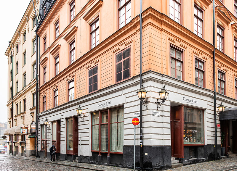 Стильный интерьер в бежевом в историческом старом городе Стокгольма