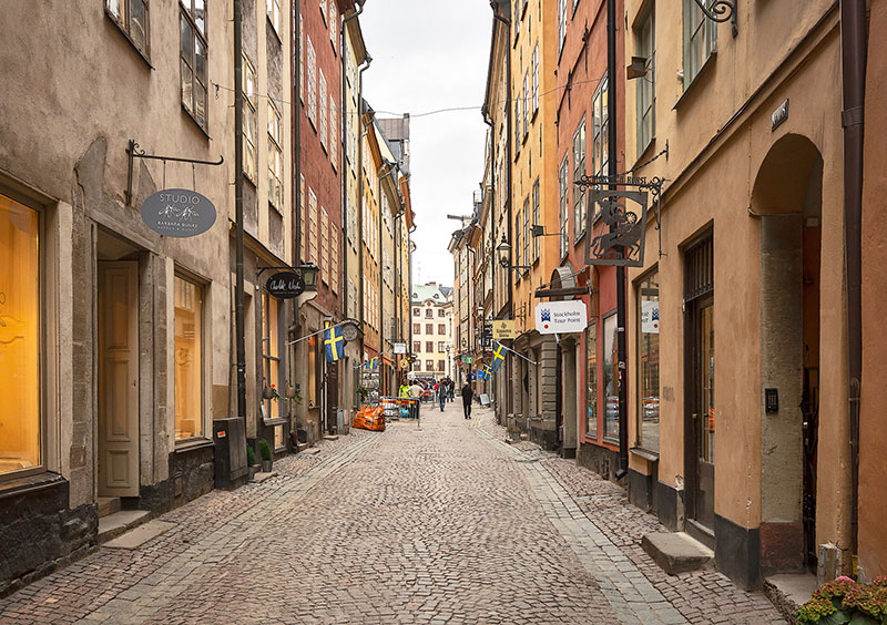Стильный интерьер в бежевом в историческом старом городе Стокгольма