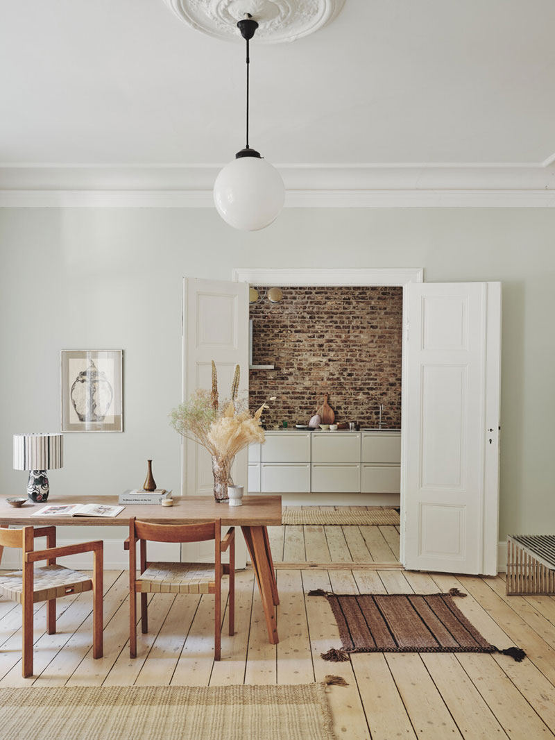 Игра в геометрические фигуры и изящная простота: интерьер скандинавской квартиры