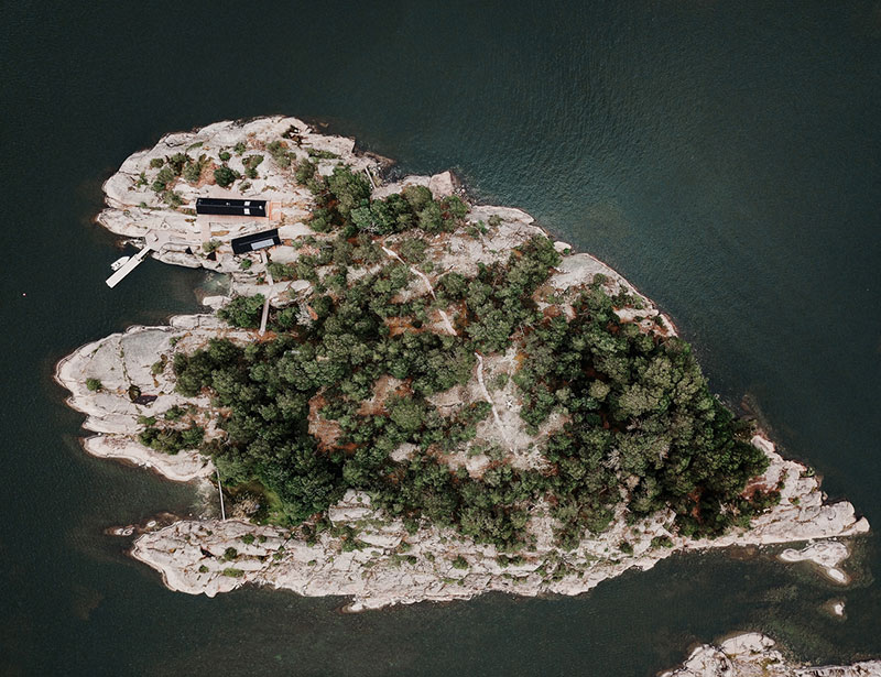 Современная дача с сауной на скалистом острове в Финляндии