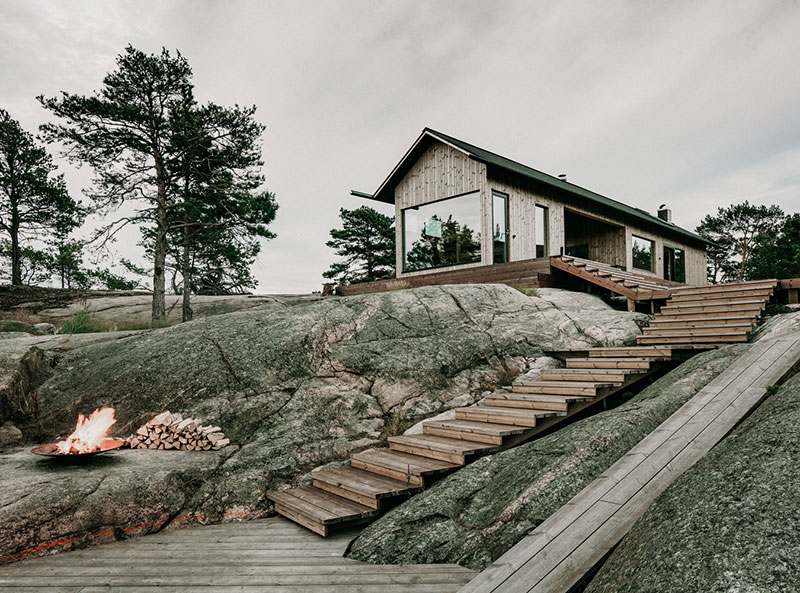 Современная дача с сауной на скалистом острове в Финляндии