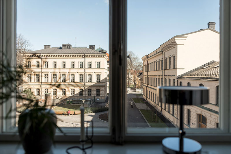 Современная элегантность с высокими потолками в Стокгольме (57 кв. м)