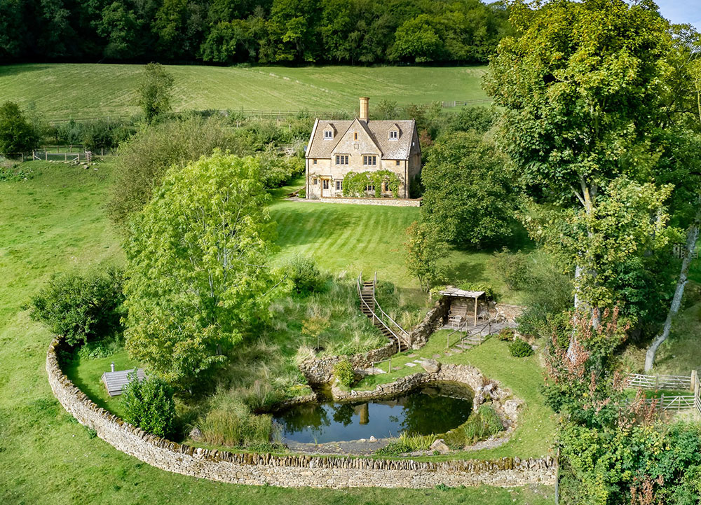 Идиллический дом с прудом в сельской местности Англии