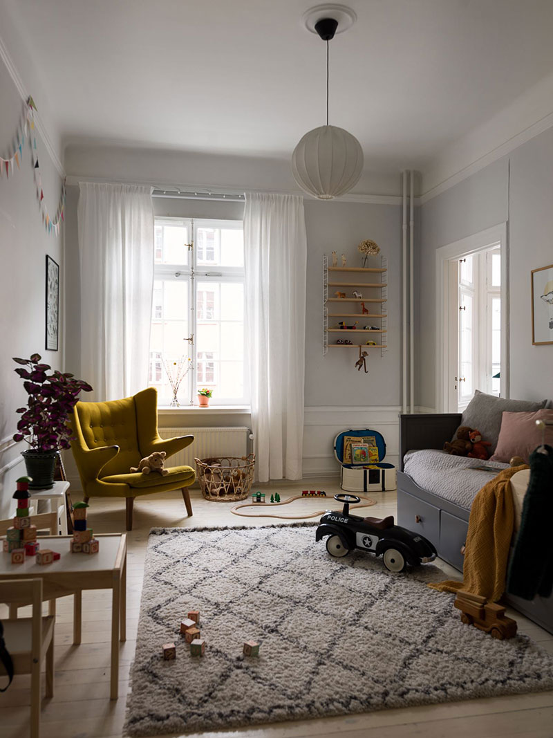 Тарелочки и другой настенный декор: уютная квартира в Стокгольме
