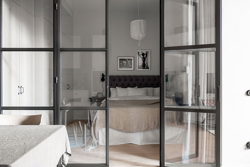 Огромное окно и спальня за стеклом: небольшой, но светлый лофт в Стокгольме