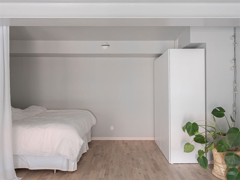 Голубая кухня и гостиная на антресоли: Компактная современная квартира в Мальмё (49 кв. м)