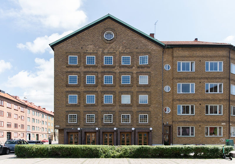 Голубая кухня и гостиная на антресоли: Компактная современная квартира в Мальмё (49 кв. м)