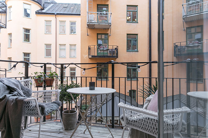 Стильная монохромная квартира с открытой гостиной в Швеции (86 кв. м)
