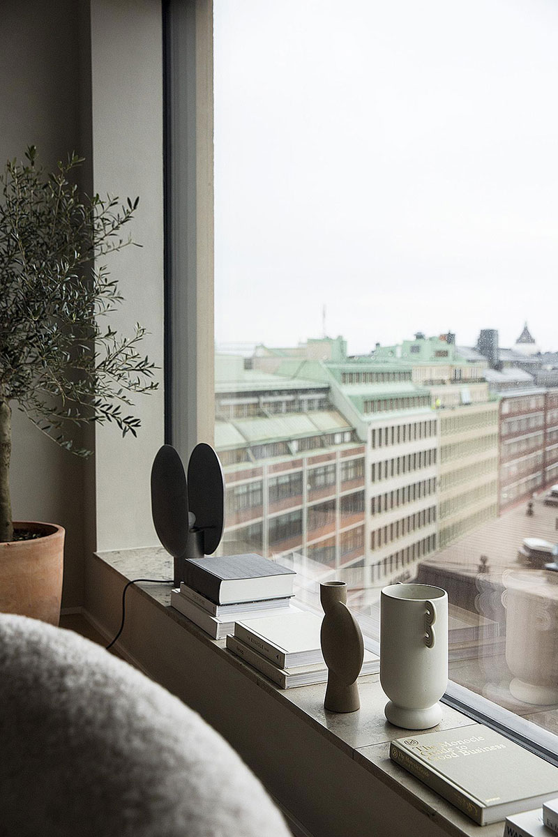 Неожиданная Швеция: современная квартира с оливковым деревом и панорамным видом на город