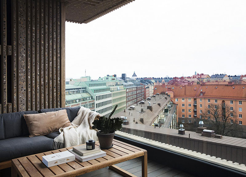 Неожиданная Швеция: современная квартира с оливковым деревом и панорамным видом на город