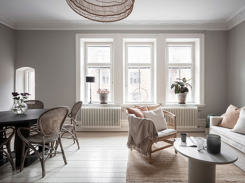 Уютный бежевый, проходная кухня и крошечная спальня: квартира в Гётеборге (57 кв. м)