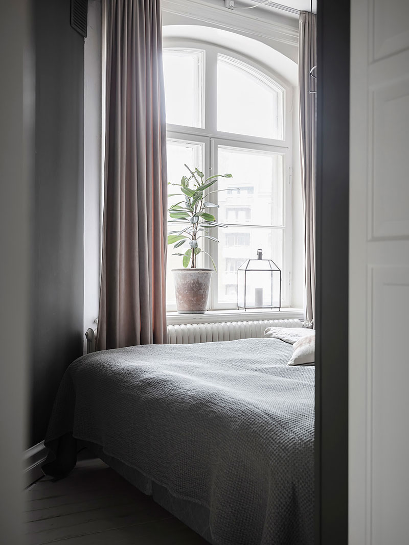 Уютный бежевый, проходная кухня и крошечная спальня: квартира в Гётеборге (57 кв. м)