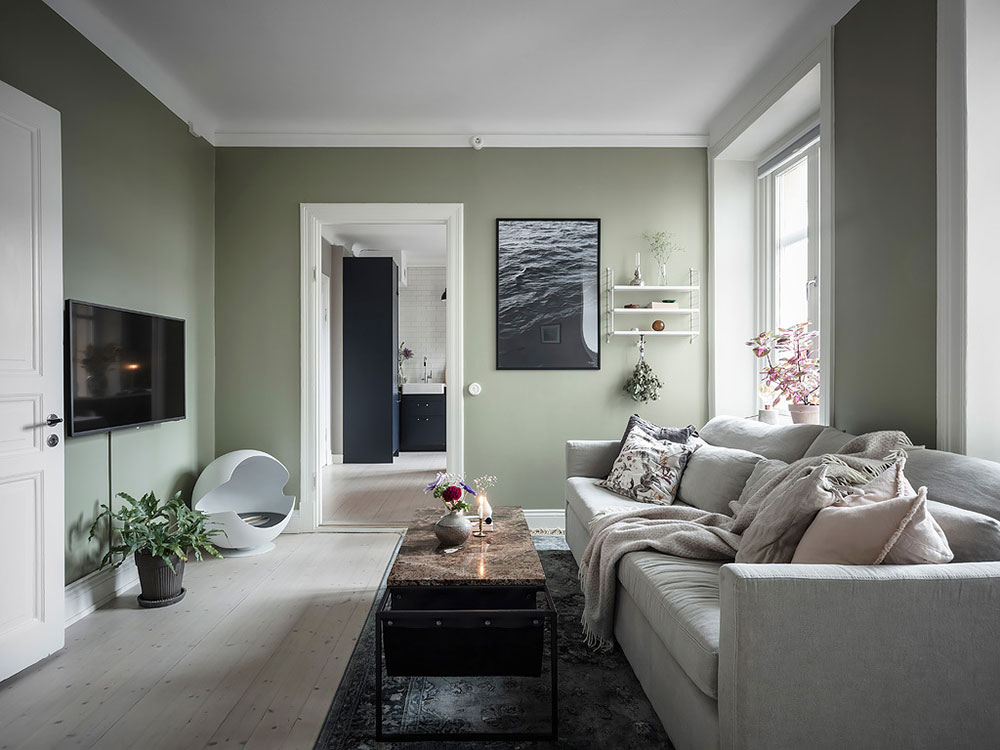 Красивая синяя кухня и зелёная гостиная: двухкомнатная квартира в Швеции (62 кв. м)