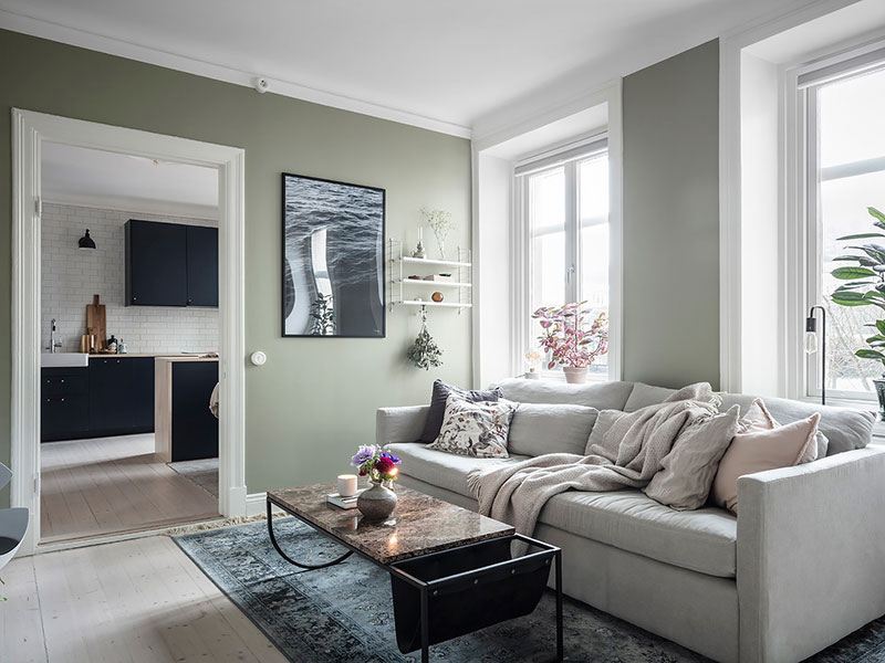 Красивая синяя кухня и зелёная гостиная: двухкомнатная квартира в Швеции (62 кв. м)