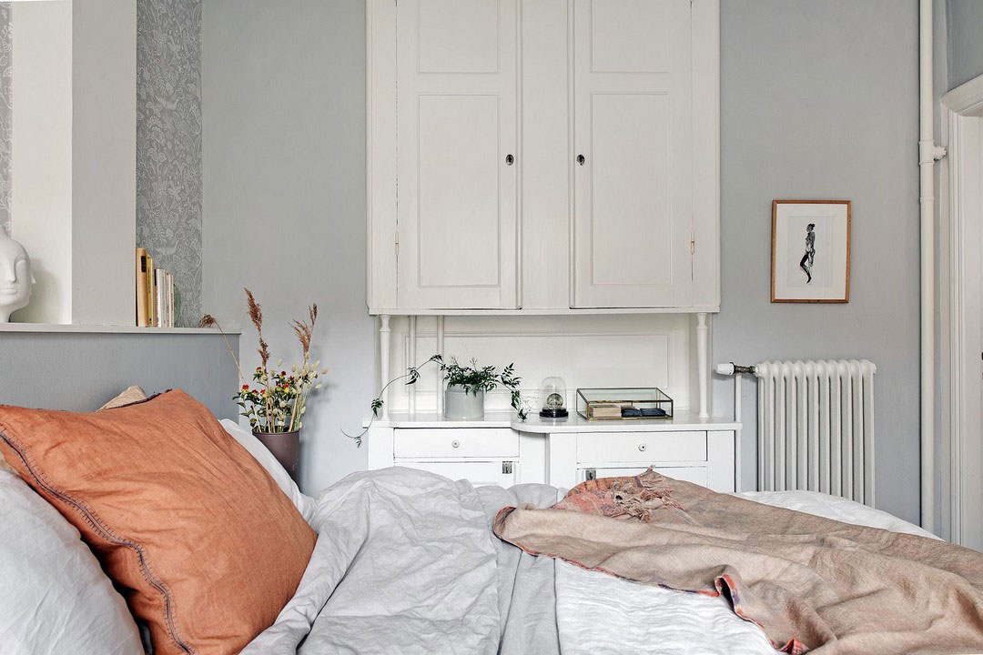 Квартира для молодой семьи с голубыми и оранжевыми акцентами в Швеции