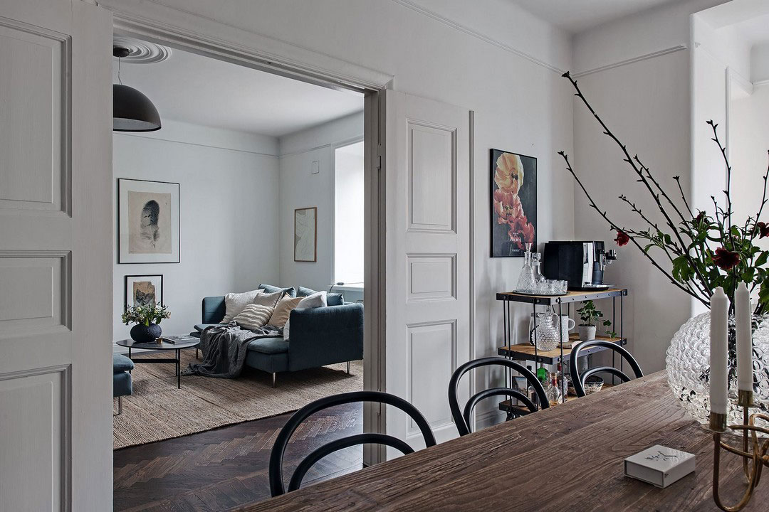 Квартира для молодой семьи с голубыми и оранжевыми акцентами в Швеции
