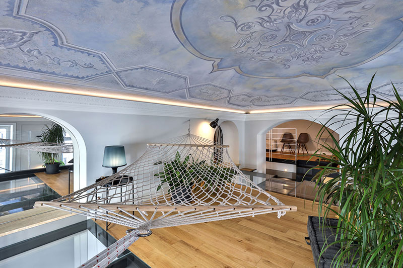 Лофт-элементы и классическая роспись на потолке: современная квартира с историей в Турине