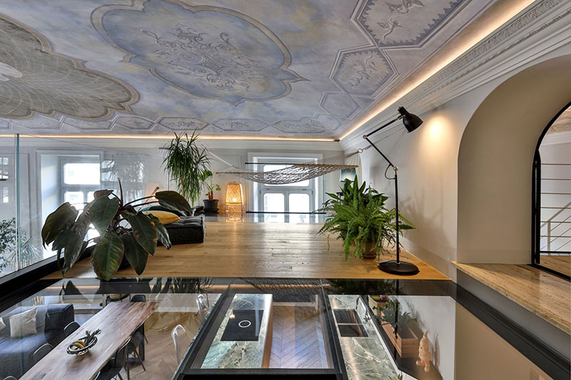 Лофт-элементы и классическая роспись на потолке: современная квартира с историей в Турине
