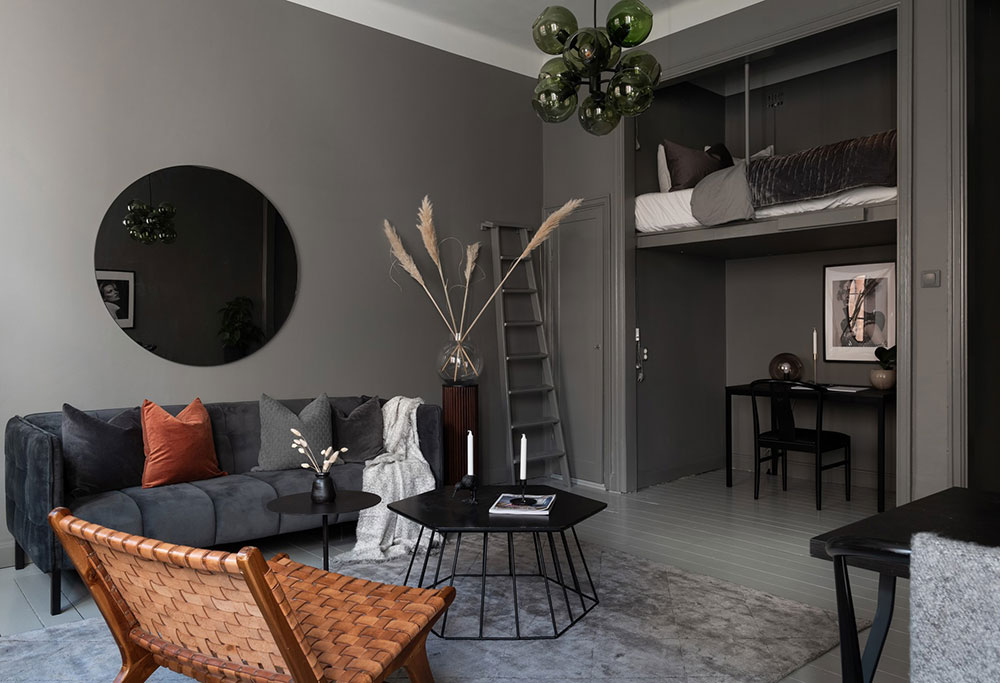 Спальня в нише и тёмные тона: чудеса дизайна небольшой квартиры в Швеции (36 кв. м)