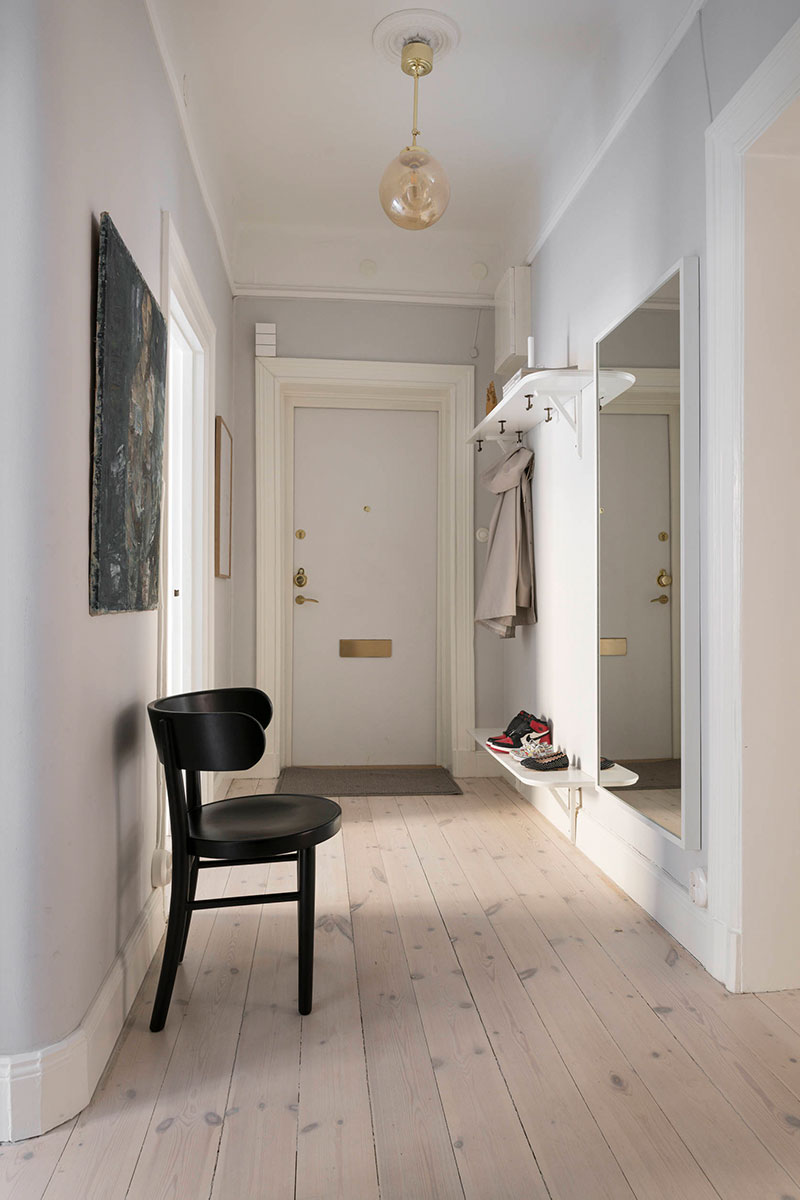 Синяя кухня, картины и спальня в тёмных тонах: изысканная небольшая квартира в Стокгольме (61 кв. м)