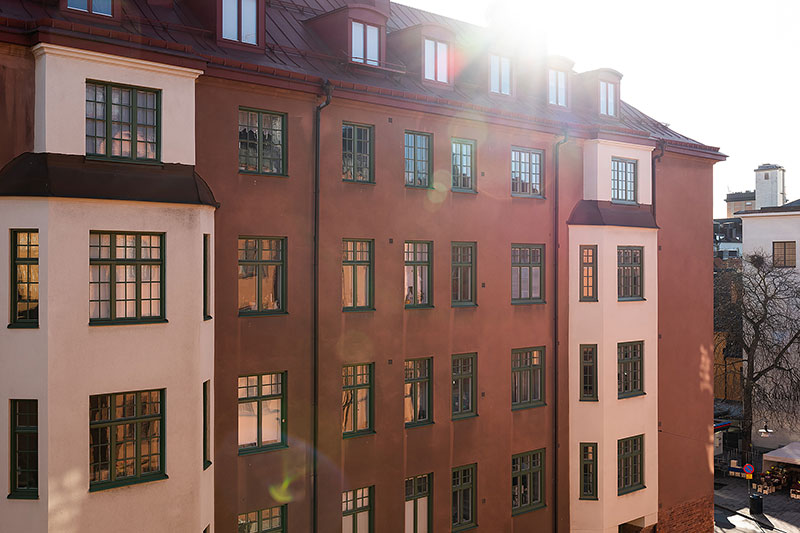 Спальня за перегородкой и утончённый стиль: красивая маленькая квартира в Швеции (37 кв. м)