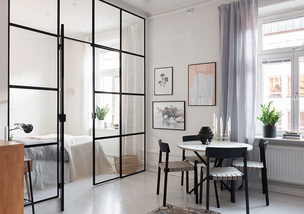 Спальня за перегородкой и утончённый стиль: красивая маленькая квартира в Швеции (37 кв. м)