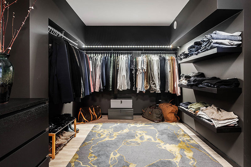 Стильный мужской лофт в Швеции с комфортной антресолью и гардеробной комнатой