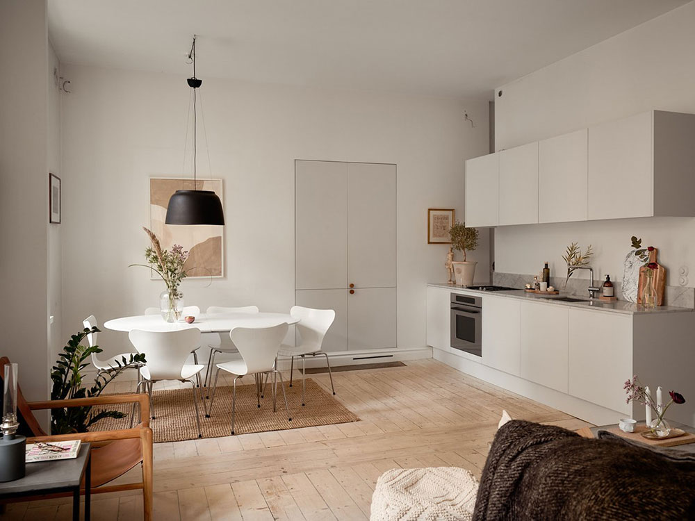 Приятная современная квартира с тёплым декором в песочных оттенках в Стокгольме (59 кв. м)