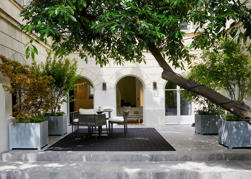 Спокойные природные оттенки в интерьере парижской квартиры с внутренним двориком
