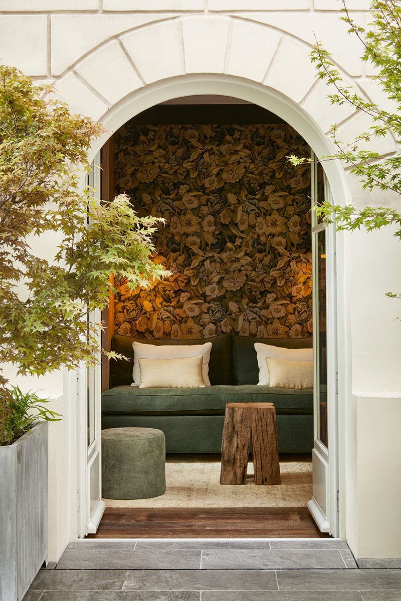 Спокойные природные оттенки в интерьере парижской квартиры с внутренним двориком