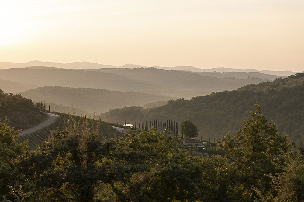 Стильный минимализм и вид на великолепные холмы Тосканы из уединенной виллы