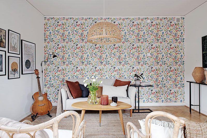 Цветочные обои и традиционный скандинавский стиль: уютная квартира в пригороде Гётеборга