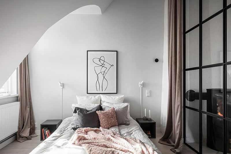 Женственный интерьер квартиры с мансардой в Швеции