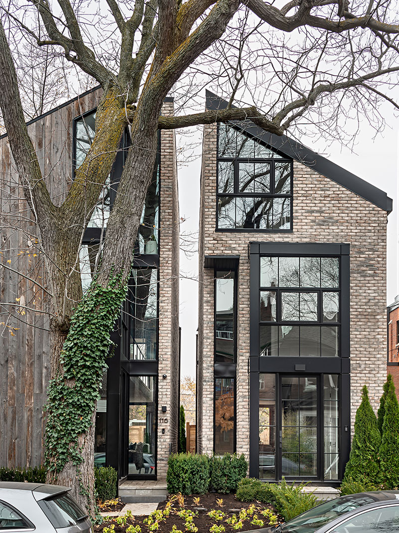 Два современных таунхауса в Торонто, которые выглядят как один дом