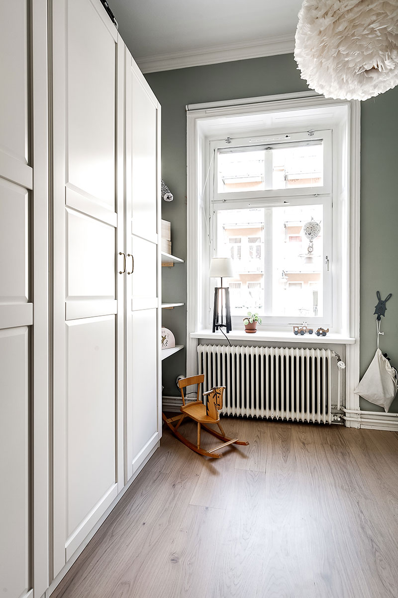 Молдинги и своя цветовая гамма для каждой комнаты: квартира в Швеции