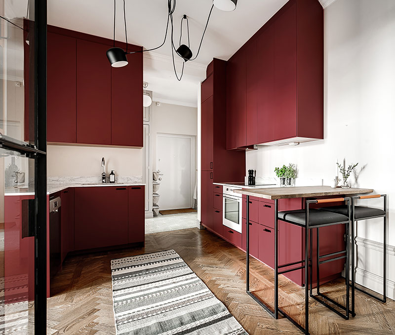 Молдинги и своя цветовая гамма для каждой комнаты: квартира в Швеции