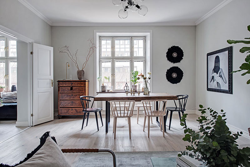 Кухня без верхних шкафчиков, картины и живые растения: квартира в Гётеборге