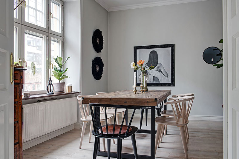 Кухня без верхних шкафчиков, картины и живые растения: квартира в Гётеборге