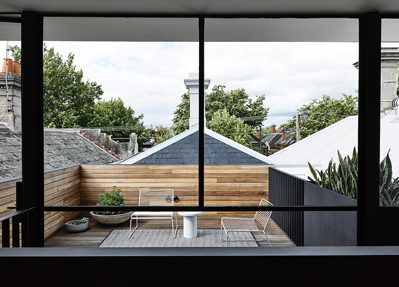 Небольшой современный коттедж с внутренним двориком и террасой на крыше в Мельбурне
