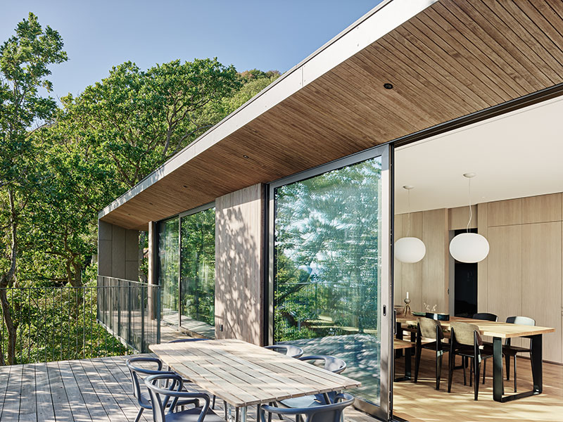 В лесу на холме: современный дом в Швеции на 12 металлических сваях