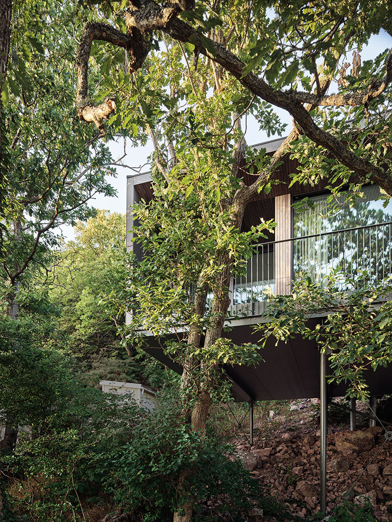 В лесу на холме: современный дом в Швеции на 12 металлических сваях