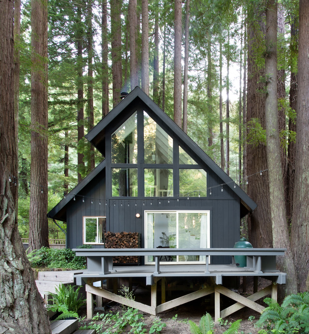 Замечательный домик в лесу со стильными интерьерами