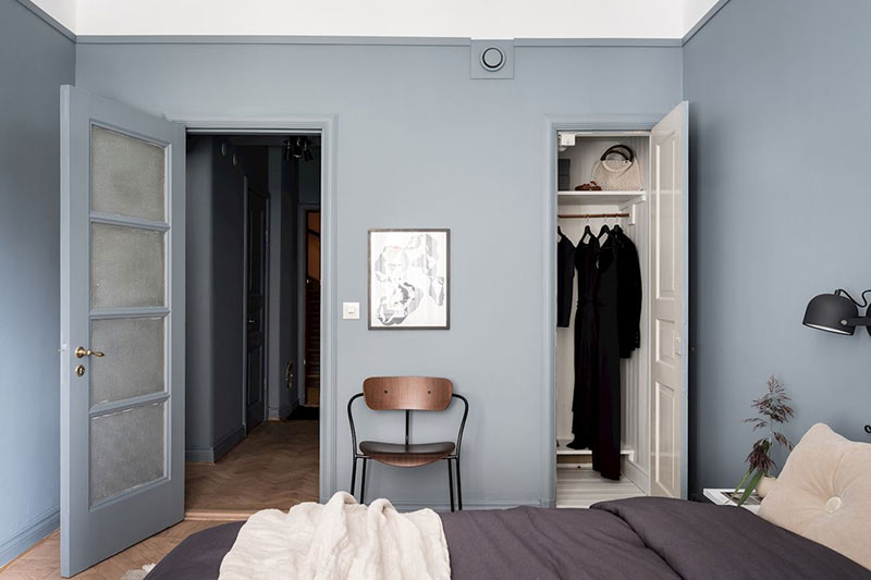 Сине-серая гамма в интерьере минималистичной квартиры в Швеции (42 кв. м)