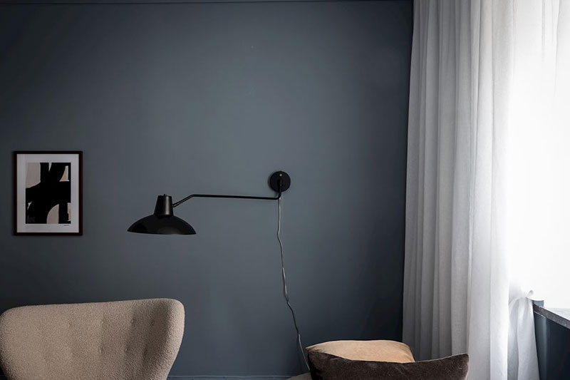 Сине-серая гамма в интерьере минималистичной квартиры в Швеции (42 кв. м)