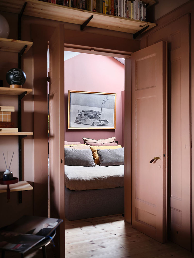 Маленькая квартира с пыльно-розовыми стенами и желтыми диваном (58 кв. м)