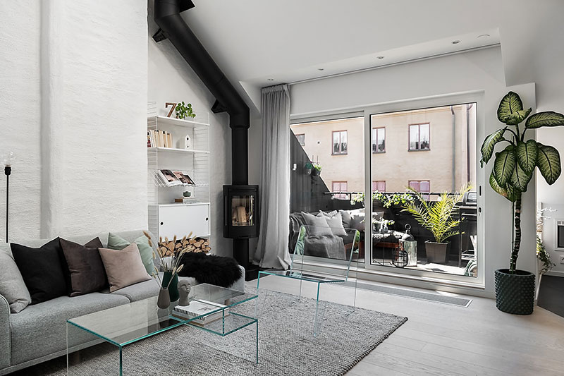 Небольшая чёрно-белая квартира под крышей в Стокгольме (45 кв. м)
