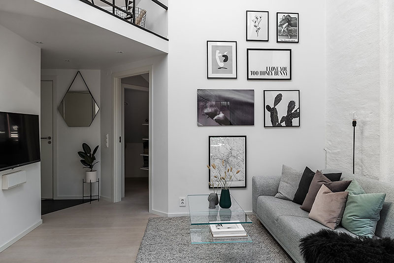 Небольшая чёрно-белая квартира под крышей в Стокгольме (45 кв. м)