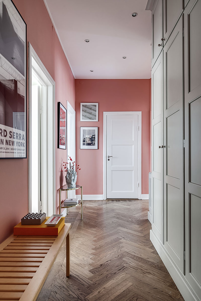 Розовый коридор и красочные детали: квартира в Стокгольме (75 кв. м)